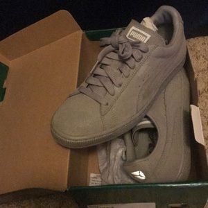 Grey women pumas